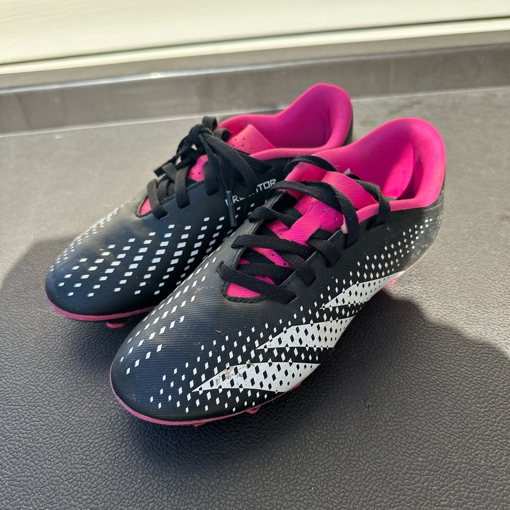 Adidas girls predator accuracy 4 soccer cleats size 1.5